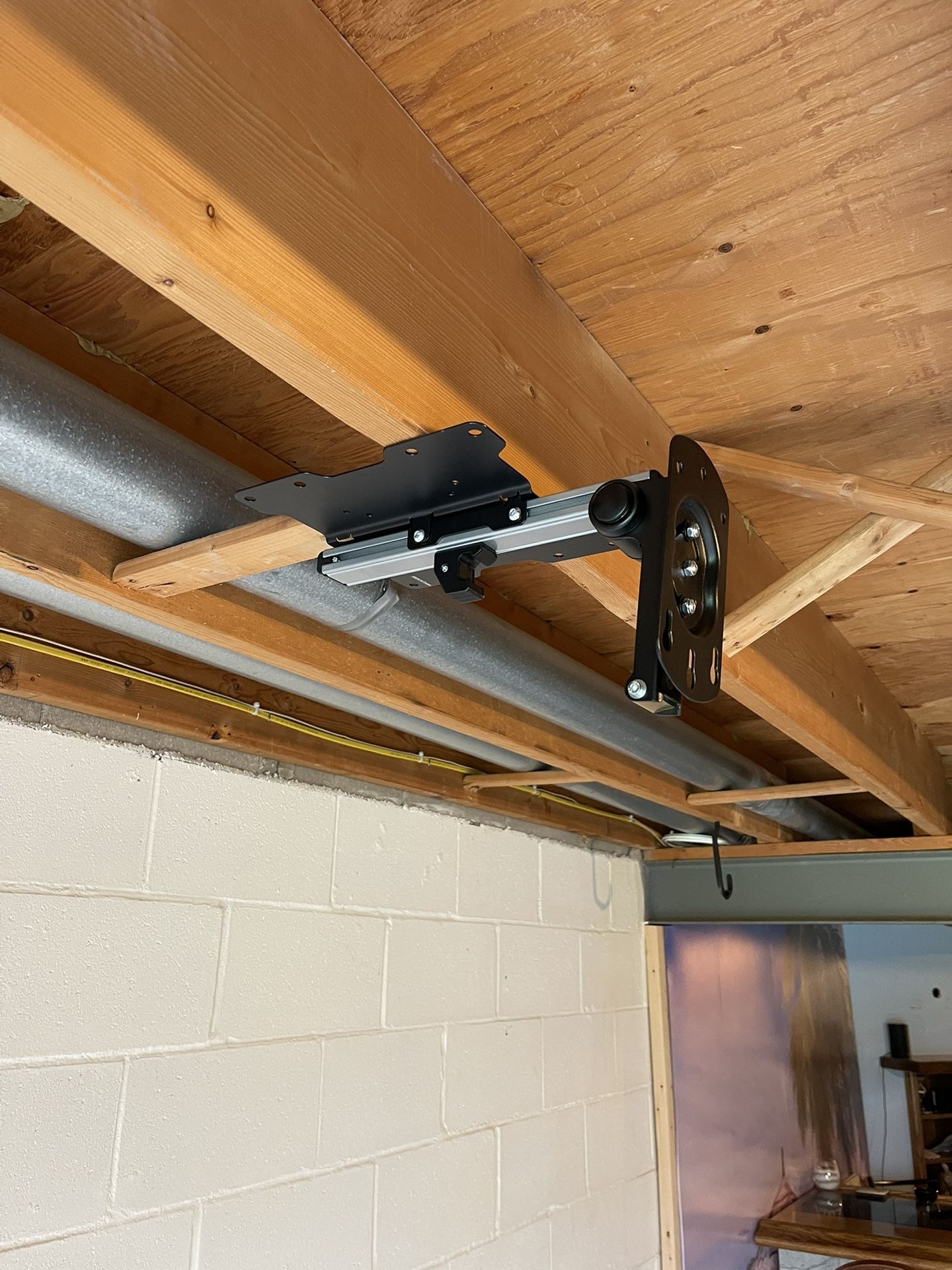 17” - 37” TV CEILING MOUNT