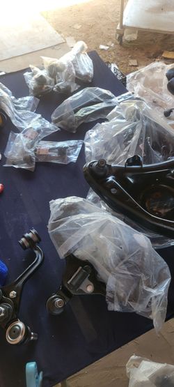 1998----2002 crown Victoria / Grand Marquis / Lincoln Town Car 14 piece front suspension rebuild kit