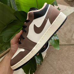 Jordan 1 Low SE Mocha  Size 7 