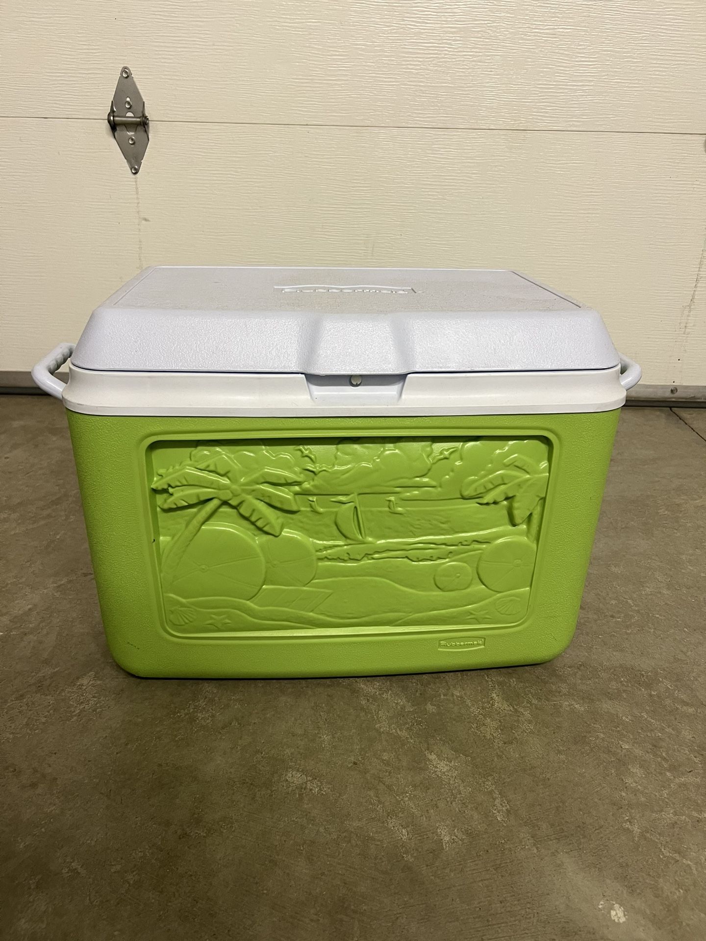Rubbermaid Ice Chest/ Cooler