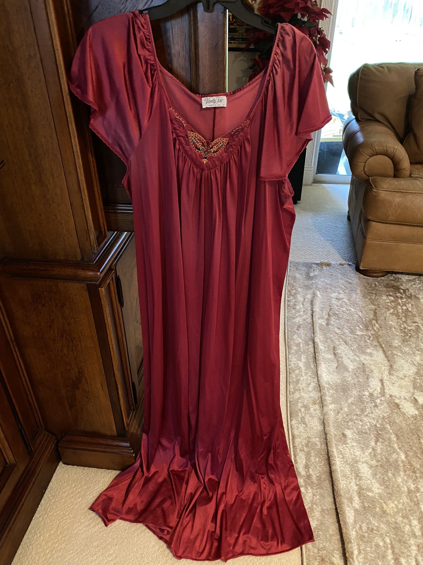 Woman’s ( Vanity Fair Brand) Long Nylon Nightgown Size Large