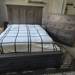 Universal Broadmoorr Charleigh Queen Size Bedroom Set.