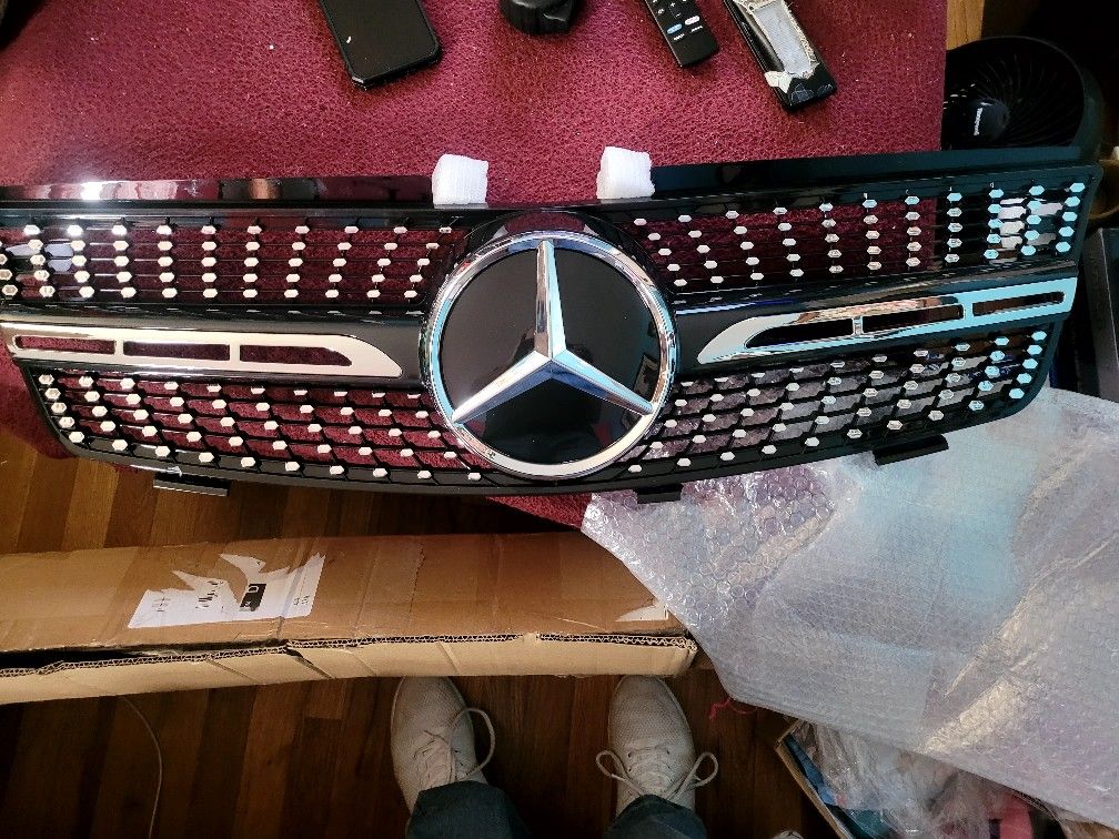 Black Front Grill For Mercedes Benz W219 CLS350 CLS500 CLS550 AMG 2005 2006 2007

