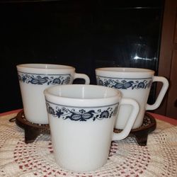 Pyrex vintage mugs