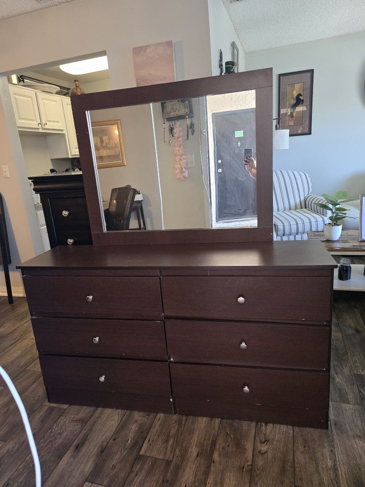 Dresser With Mirror