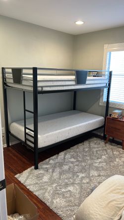 Twin bunk bed