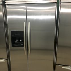 42” in wide 82 height kitchen aid frige use like new perfect working condition 