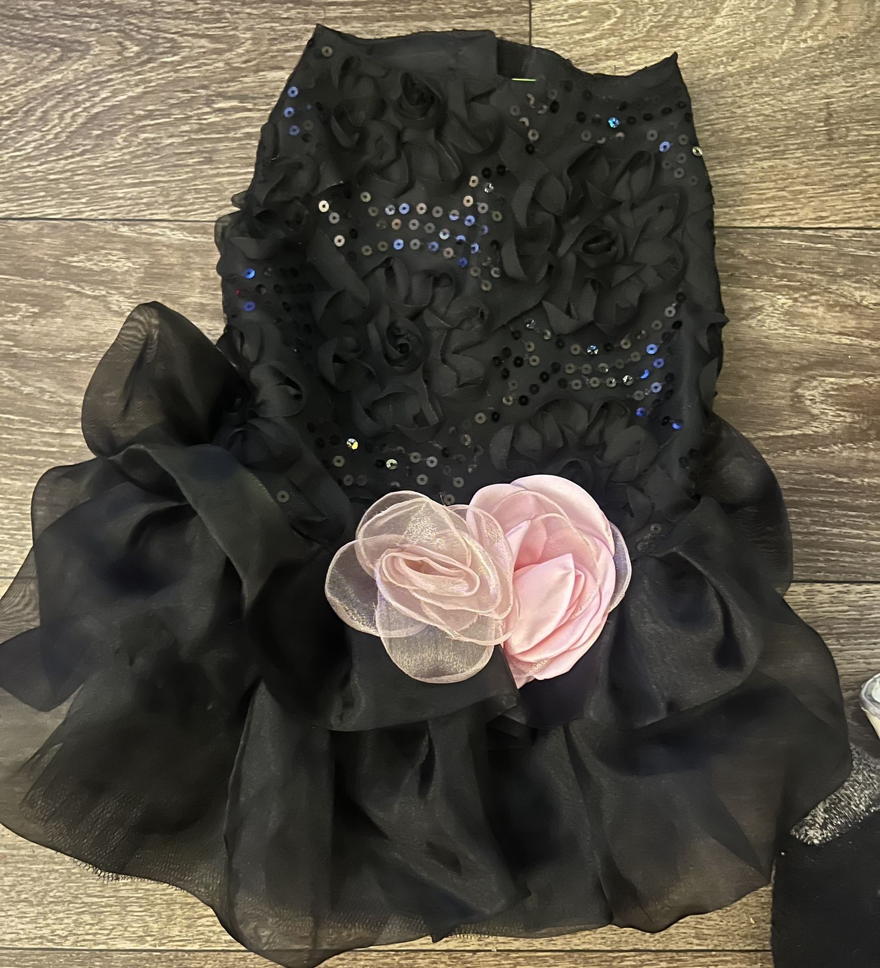 Preowned Dog Puppy Pet Dresses Lace Dress Holidays Lightweight Sleeveless Luxury black sequenced dress. Size M. In good condition located Off lake mea