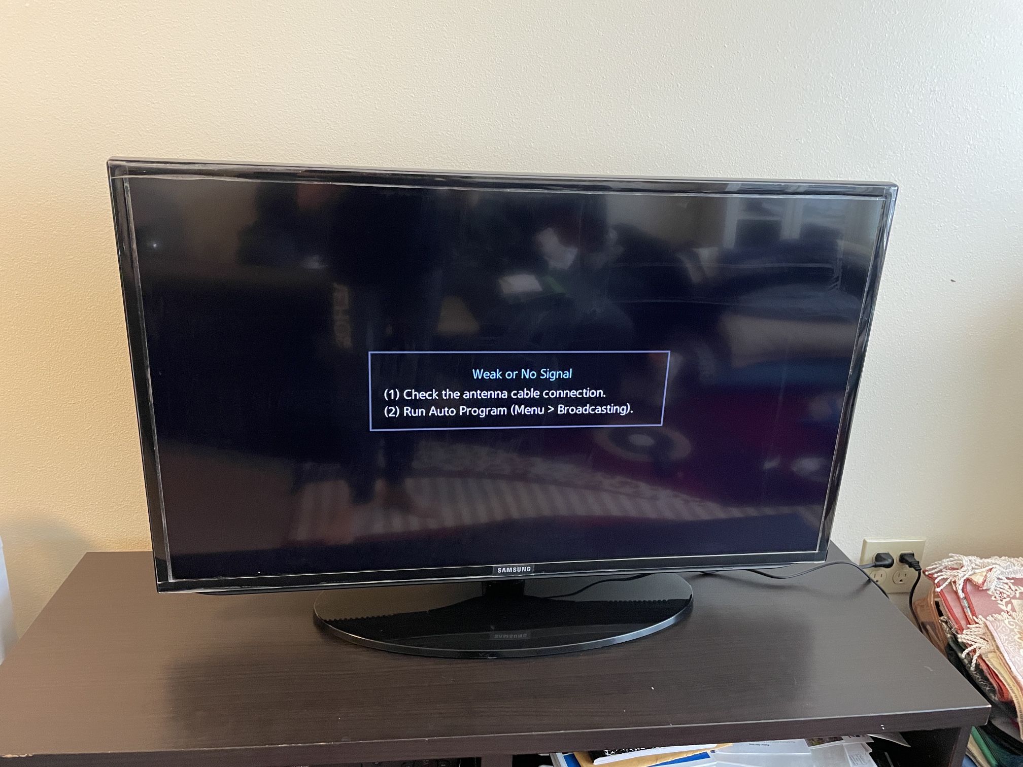 Samsung 40” LED-LCD Display 1080p Smart HDTV w/ WiFi UN40H520AF w/ Remote