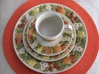 Metlox Hand Painted Vernon Della Robbia China