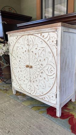 Gorgeous medallion  white gabinet
