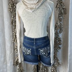 Love Indigo Women’s Size 6 Blue Denim Shorts Embroidered Pockets cuff Hem casual