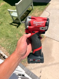 Milwaukee 3/8 Impact M12 Wrench with 1 battery