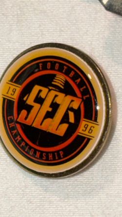This pin commemorates the 1996 SEC Football Championship, won by the Florida Gators against the Alabama Crimson Tide.The game was played on December 7