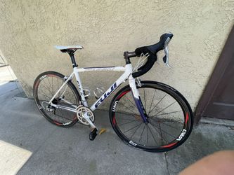 Fuji roubaix 2.0 with aluminum frame and carbon fiber wheels