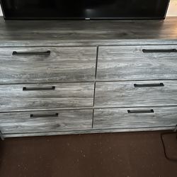 Wooden six drawer dresser also comes with a mirror