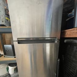 Whirlpool Stainless Steel Refrigerator – Top Freezer – 18 cu ft