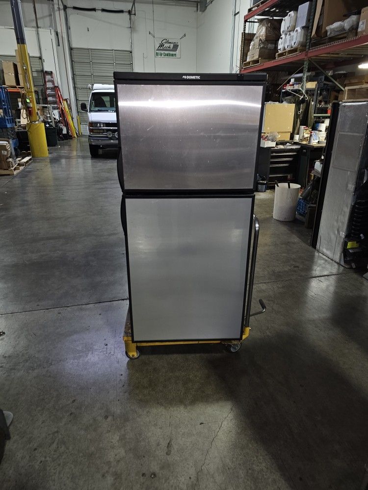 Rv Refrigerators Used And New Scratch And Dent