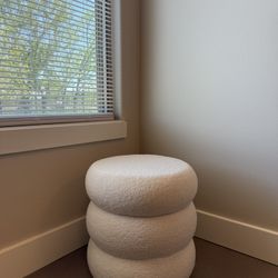 Storage ottoman/ Chair