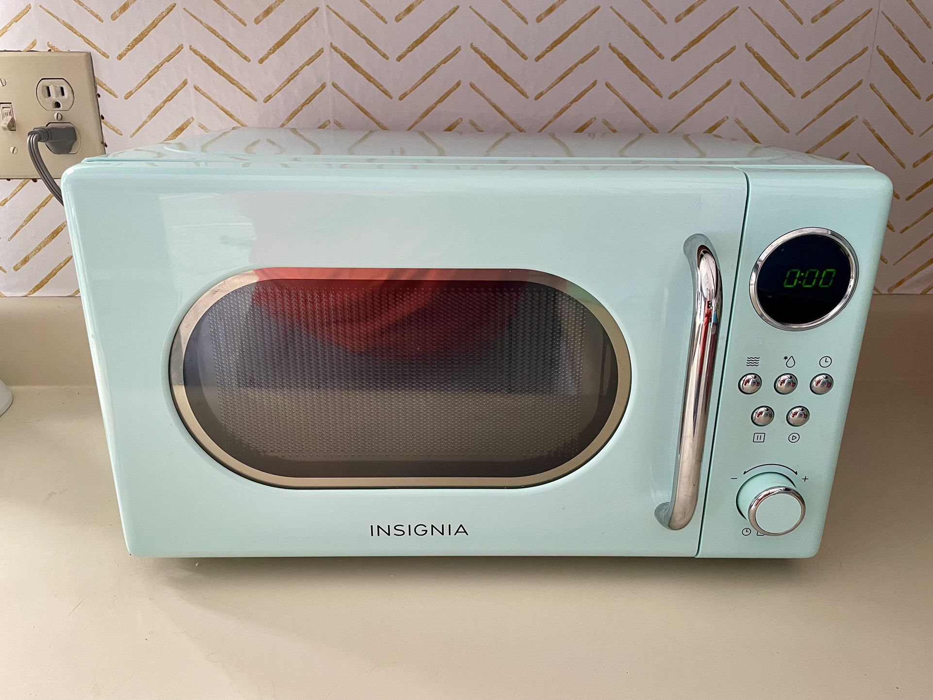 Insignia 0.7 Cu. Ft. Retro Compact Microwave