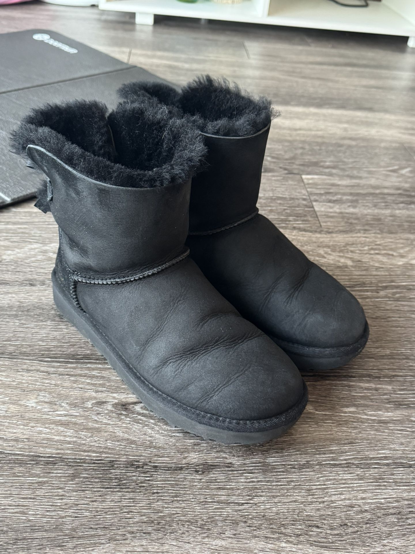 UGG Bailey Bow II Boots – Women’s Size 9 (Black)