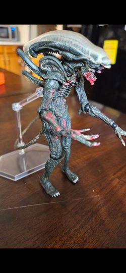 NEW, ALIENS XENOMOROLPH BLOODY 6" FIGURE W/STAND, FIRM.