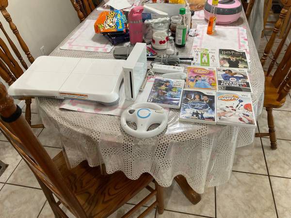 nintendo wii with everything with 7 games works good