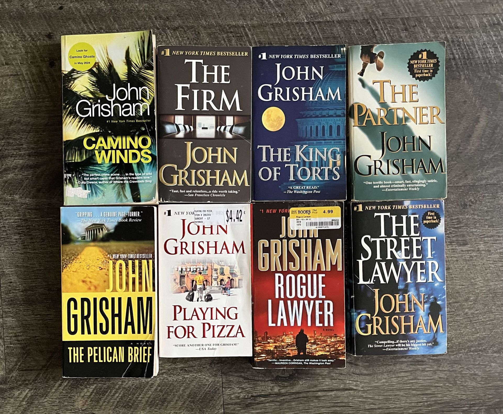 JOHN GRISHAM BOOKS (LOT OF 8 PAPERBACKS)