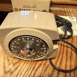 Mid-century Desk decor - Timer And Dialist