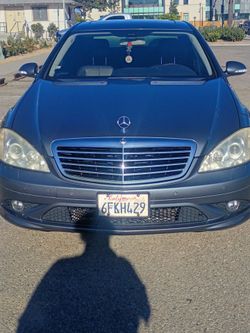 Gray Mercedes-Benz S550