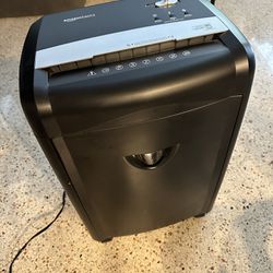 Amazon Basics Paper shredder