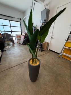 Planter pot with fake plant