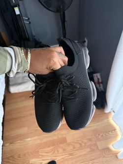 Regular black sneakers
