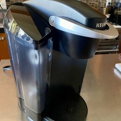 KEURIG COFFEE MAKER