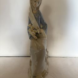Lladro Porcelain Figurine 9.5 Inches High 