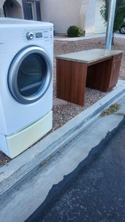 Curve Alert! Free gas dryer and desk on curve 5205 china creek ct lv nv 89131