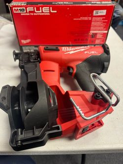 Milwaukee m18 fuel roofing nailer