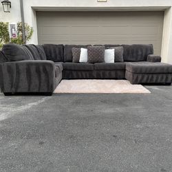 Stunning Dark Gray Sectional Couch In Excellent Condition - Free Delivery 🚚 