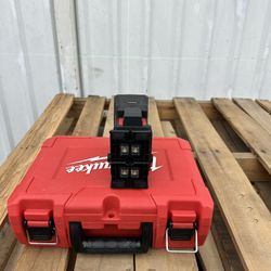 Milwaukee 100 ft. REDLITHIUM  USB Green Rechargeable Cross Line Laser Level with Charger New $225