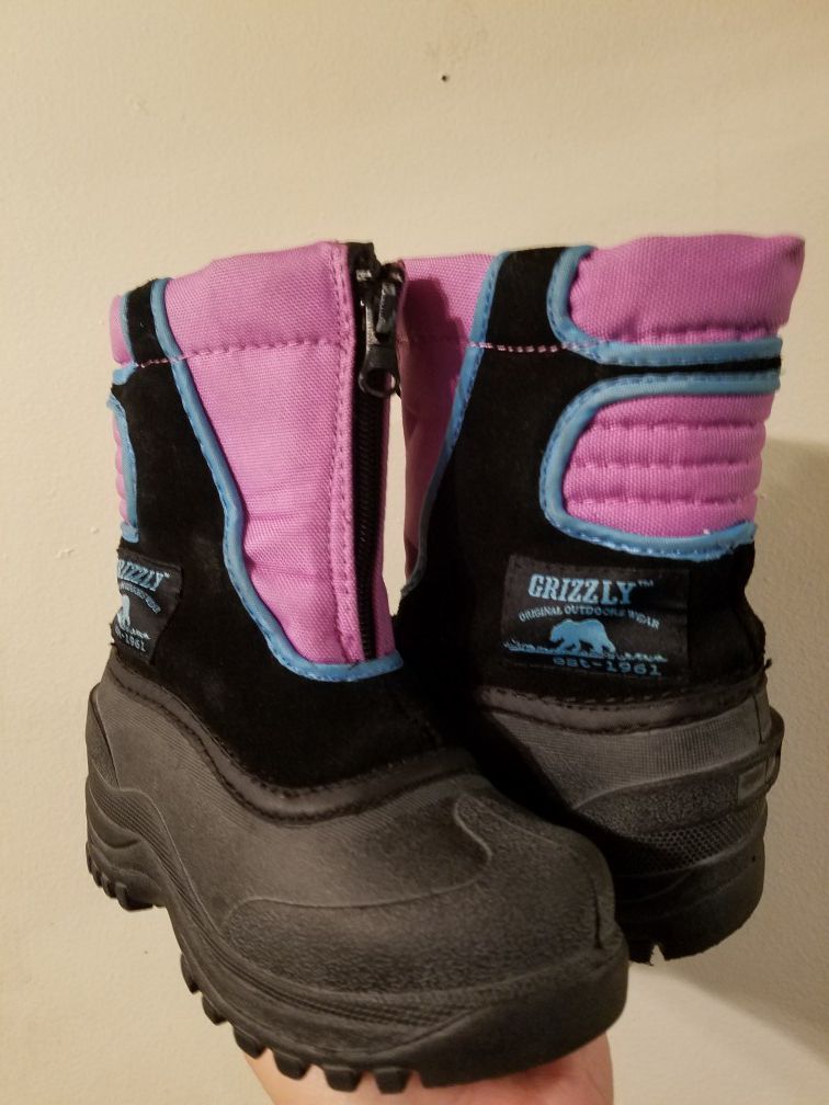 Snow boots size 9 like new. Kids