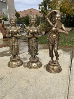 Welcome Lady Statue 