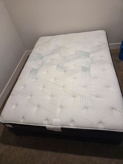 SUPER CLEAN!!  Simmons Beauty Rest Waterscape Connection - Queen Mattress Set