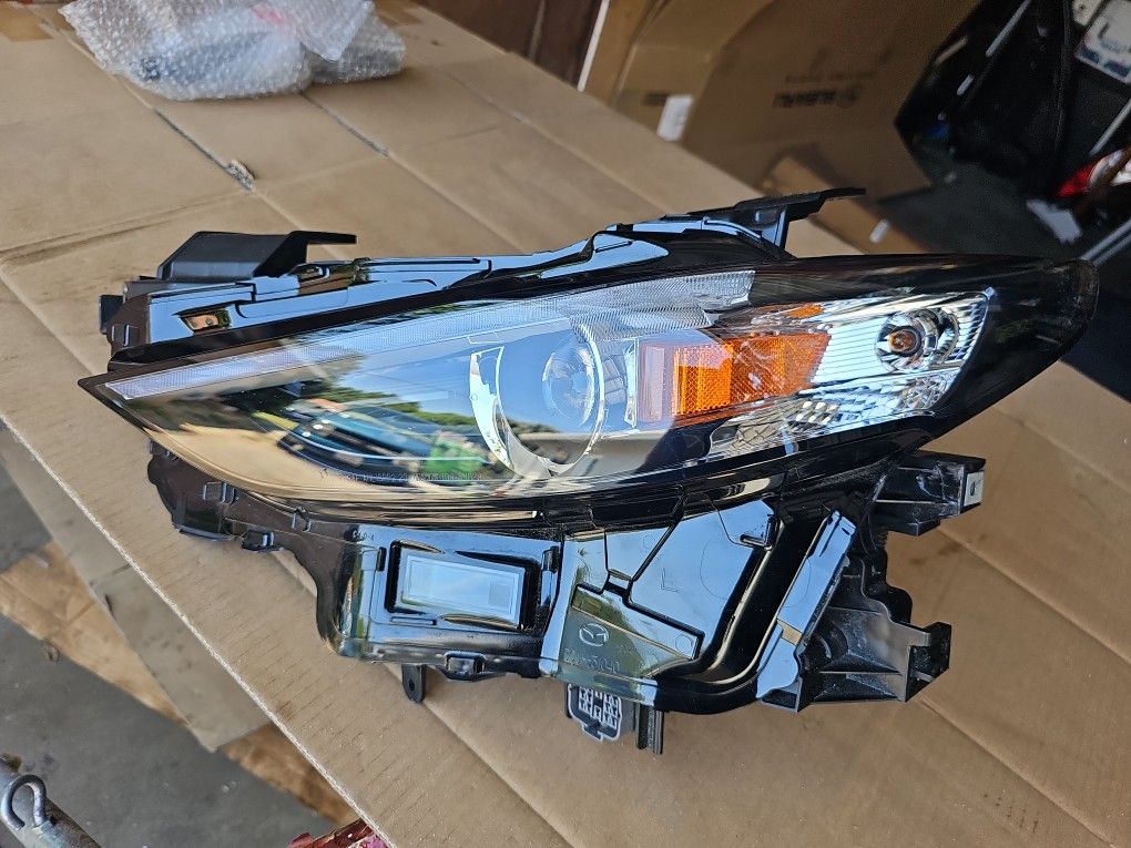 2019 TO2021 MAZDA 3 LEFT SIDE DRIVER HEADLIGHT BCJH-51040 OEM LEDNON-AFS USED ONE FENDER TAB WAS BROKEN BUT I GLUED BACK TO HIS PLACE