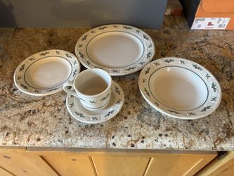Longaberger Vintage Collectible NIB 5 Piece Christmas Traditional Holly Dinnerware