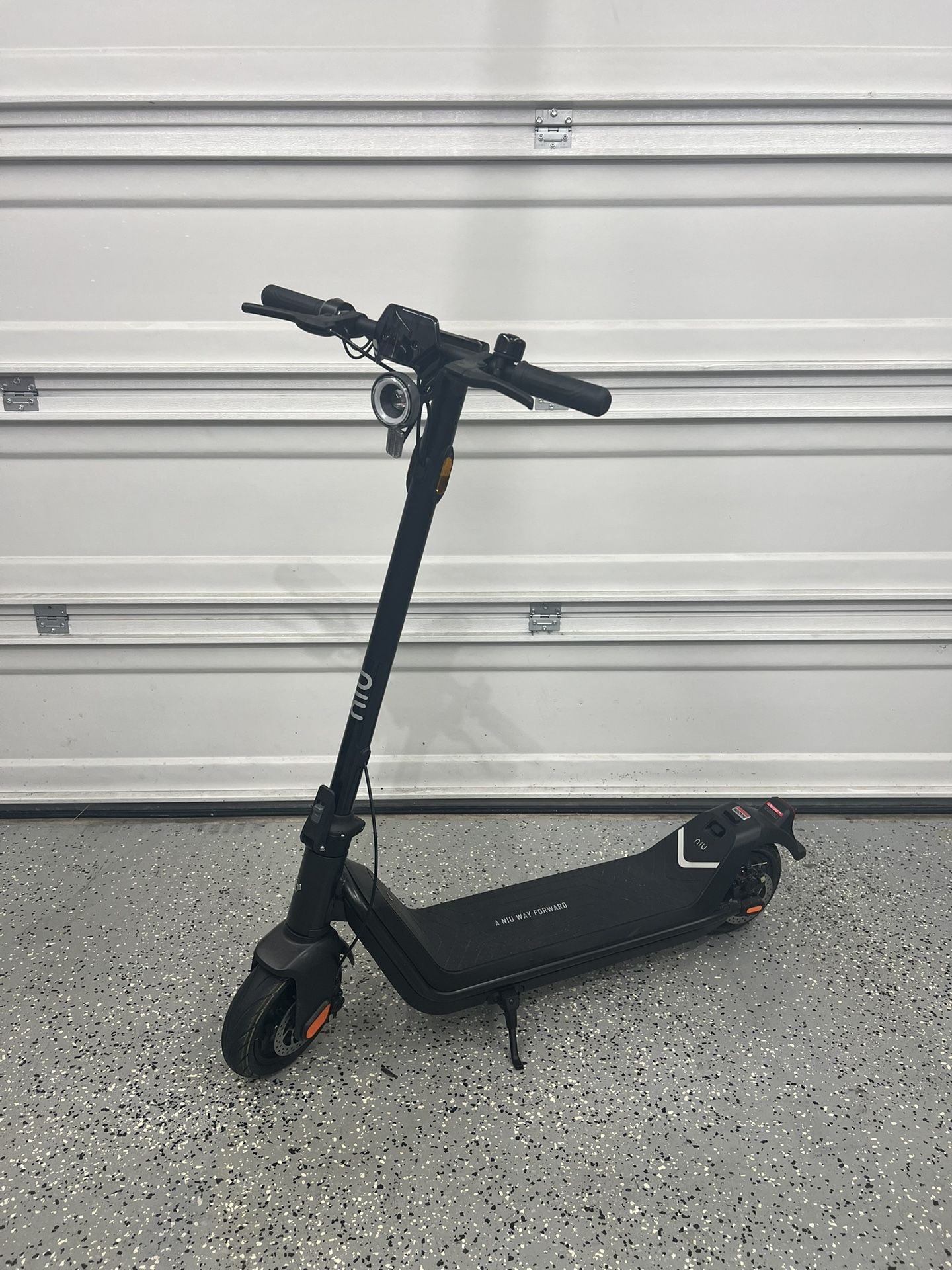 NIU Electric scooter - KQi3 Pro