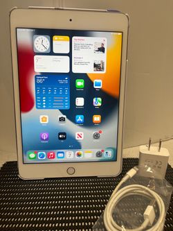Apple iPad MINI 4th gen 64GB WiFi 7.9” iPad—Silver complete with Lightning and Apple Charger ALSO WITH CASE
