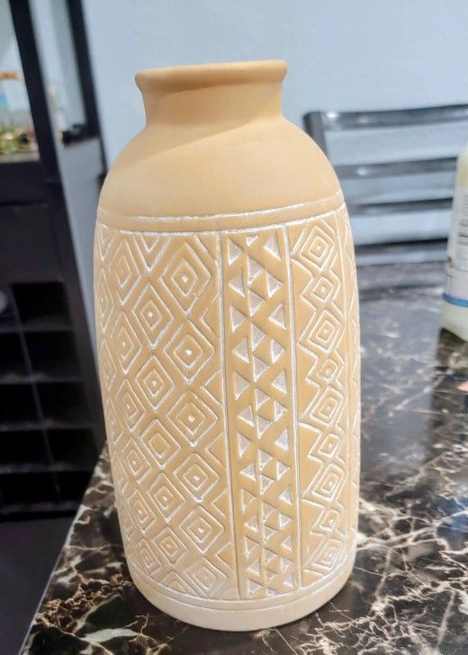 Nuevo, Base o jarrón de barro