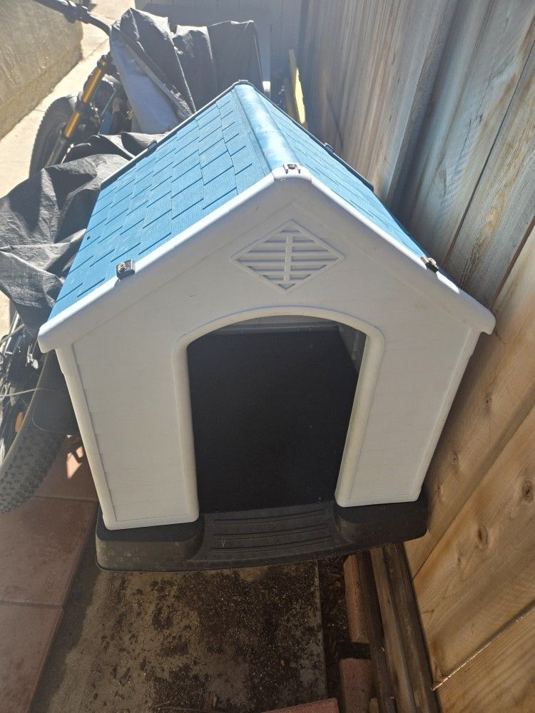 Dog House. Medium To Smaller Dogs