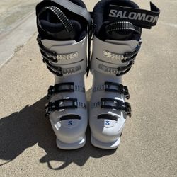 SALOMON JUNIOR S MAX 60T SKI BOOTS 2024, Size 23/23.5. Worn only twice!