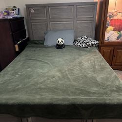 Bed Frame And Mattresses 